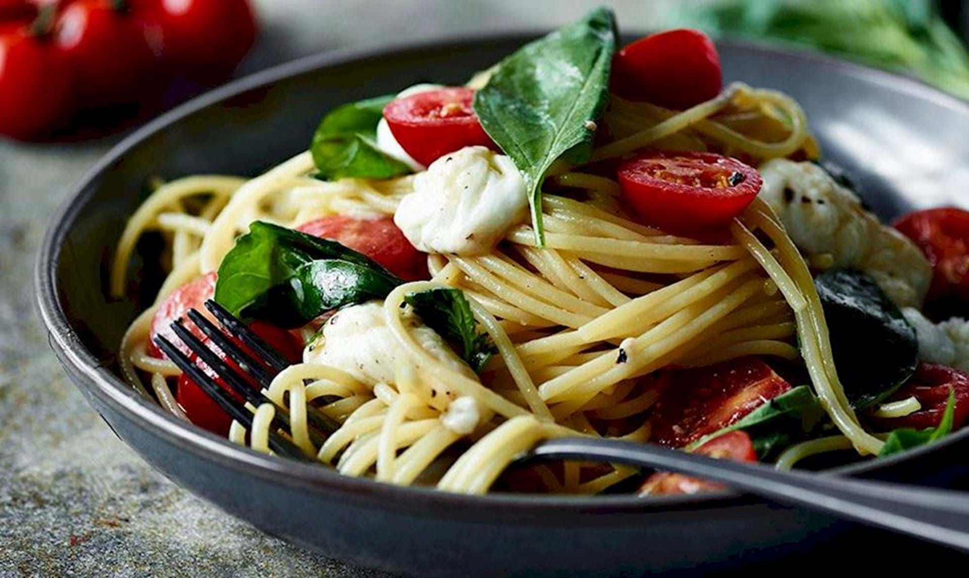 Fremmed maksimum kaskade Se her: Lækker pasta med tomat, basilikum & mozzarella - ALT.dk