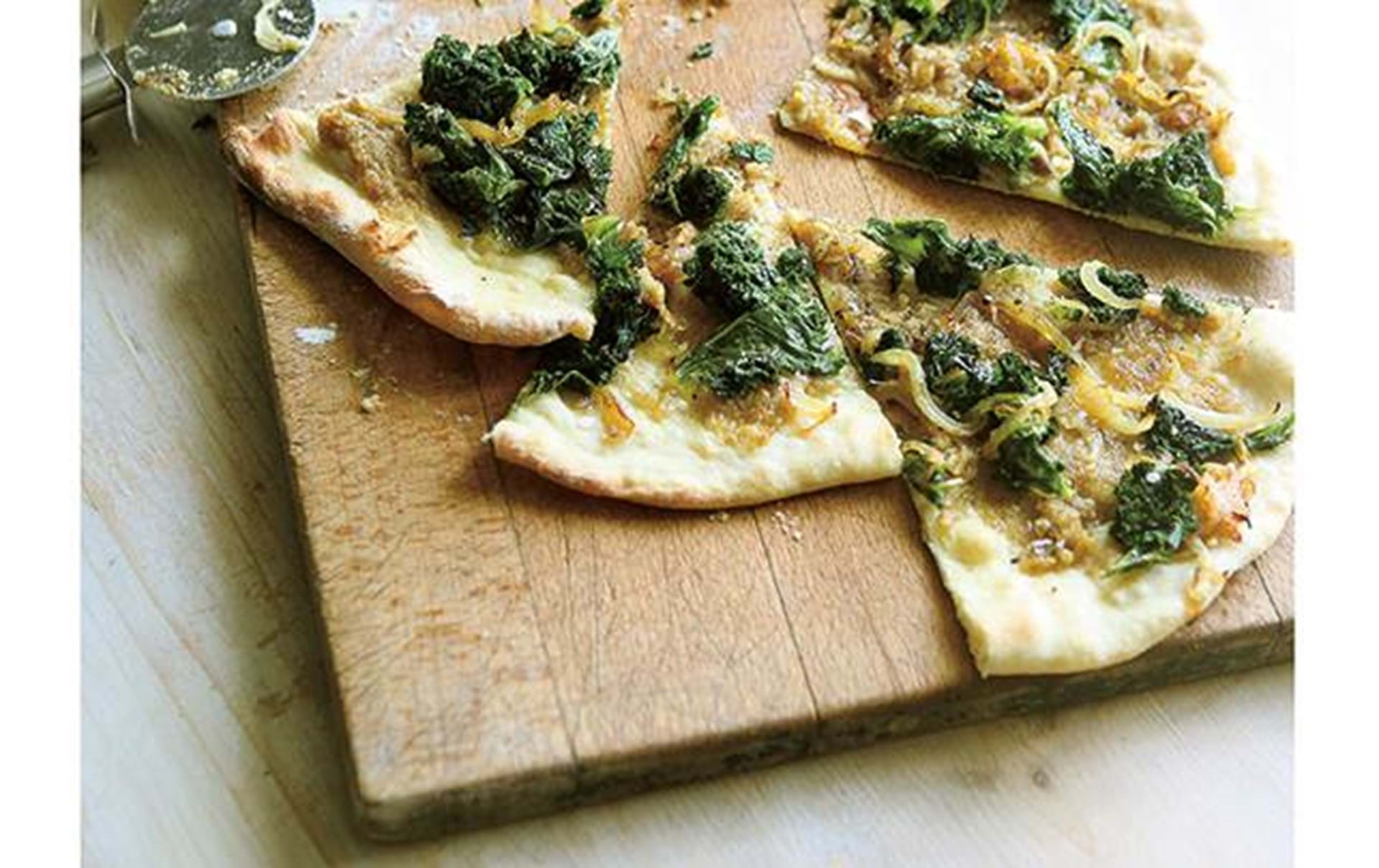 Pizza med grønkål, løg og - fit living - ALT.dk